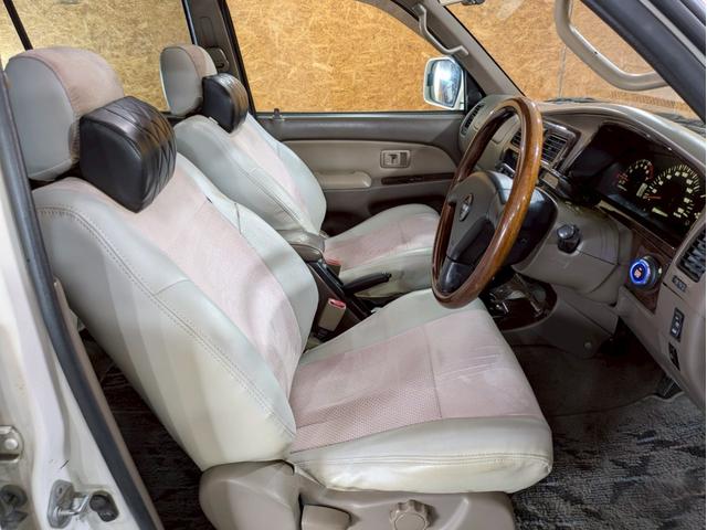 ハイラックスサーフ ＳＳＲ－Ｘ　ホワイトプレミアム　ムーンルーフ　社外４本出しマフラー　社外２０インチＡＷ　社外ＬＥＤヘッドライト　社外ナビ　デジタルＴＶ　ＢＴ接続　バックモニター　ＭＯＭＯステアリング　前後ドラレコ　社外プッシュスタート　ＥＴＣ車載器（49枚目）