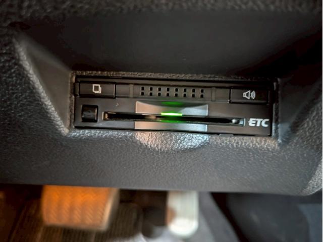 プリウス Ａ　社外エアロ　シュタイナーＬＳＶ１８インチＡＷ　ＬＥＤヘッドライト　フォグランプ　純正ナビ　デジタルＴＶ　バックモニター　ブラインドスポット　ヘッドアップディスプレイ　ドラレコ　衝突軽減　ソナー　ＥＴＣ（33枚目）