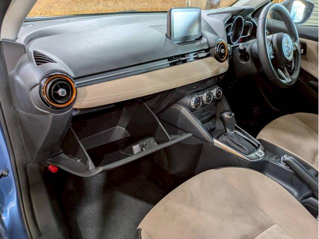 デミオ １３Ｓテーラードブラウン　特別仕様車　純正ナビ　フルセグＴＶ　ＢＴ接続　バックモニター　ＬＥＤヘッドライト　純正１５インチＡＷ　オールシーズンタイヤ　シートヒーター　ＨＵＤ　ＢＳＭ　ドラレコ　アドバンストキー　予備キー　ＥＴＣ（52枚目）