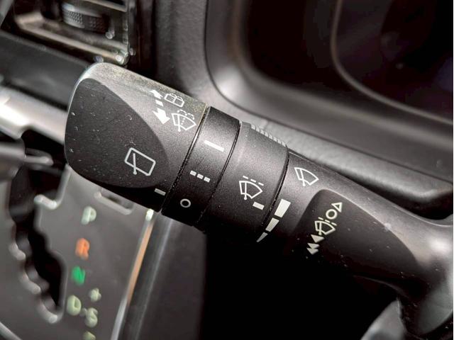 レジアスエースバン スーパーＧＬ　ダークプライムＩＩ　ユーザー様直接仕入れ　４ＷＤ　ベッドキット　純正ナビ　デジタルＴＶ　Ｂｌｕｅｔｏｏｔｈ　ハーフレザーシート　ＬＥＤヘッドライト　フォグライト　ステアスイッチ　Ｐスタート　スマートキー　予備キー　ＥＴＣ（26枚目）