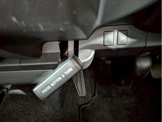 レジアスエースバン スーパーＧＬ　ダークプライムＩＩ　ユーザー様直接仕入れ　４ＷＤ　ベッドキット　純正ナビ　デジタルＴＶ　Ｂｌｕｅｔｏｏｔｈ　ハーフレザーシート　ＬＥＤヘッドライト　フォグライト　ステアスイッチ　Ｐスタート　スマートキー　予備キー　ＥＴＣ（30枚目）