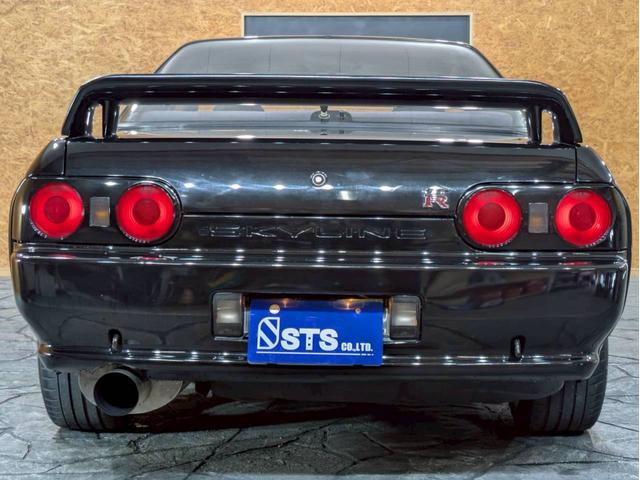 スカイライン ＧＴ－Ｒ　ユーザー様直接仕入れ　走行５．５万キロ台　ＣｏｓｍｉｓＲａｃｉｎｇ１８インチアルミ　社外ポータブルナビ　デジタルＴＶ　ＬＯＮＺＡシフトノブ　リアウイング　ＲＡＺＯペダル　ＡＰＥＸｉエアクリ　電格ミラー（17枚目）