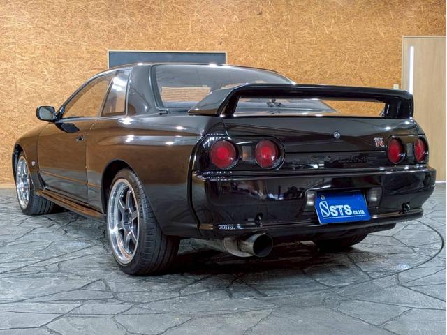 スカイライン ＧＴ－Ｒ　ユーザー様直接仕入れ　走行５．５万キロ台　ＣｏｓｍｉｓＲａｃｉｎｇ１８インチアルミ　社外ポータブルナビ　デジタルＴＶ　ＬＯＮＺＡシフトノブ　リアウイング　ＲＡＺＯペダル　ＡＰＥＸｉエアクリ　電格ミラー（18枚目）