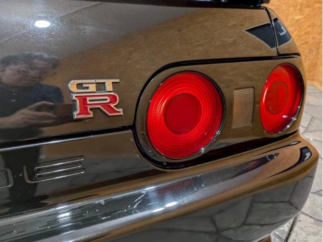 スカイライン ＧＴ－Ｒ　ユーザー様直接仕入れ　走行５．５万キロ台　ＣｏｓｍｉｓＲａｃｉｎｇ１８インチアルミ　社外ポータブルナビ　デジタルＴＶ　ＬＯＮＺＡシフトノブ　リアウイング　ＲＡＺＯペダル　ＡＰＥＸｉエアクリ　電格ミラー（23枚目）