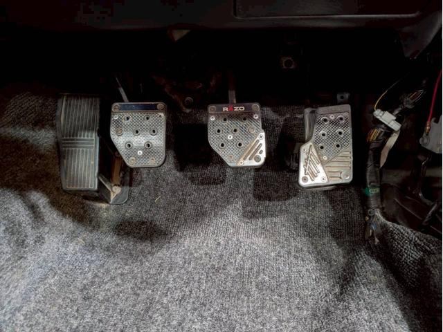 スカイライン ＧＴ－Ｒ　ユーザー様直接仕入れ　走行５．５万キロ台　ＣｏｓｍｉｓＲａｃｉｎｇ１８インチアルミ　社外ポータブルナビ　デジタルＴＶ　ＬＯＮＺＡシフトノブ　リアウイング　ＲＡＺＯペダル　ＡＰＥＸｉエアクリ　電格ミラー（34枚目）