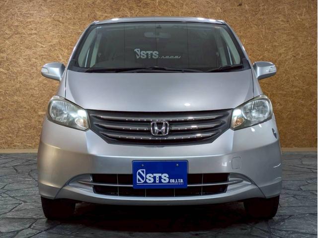 フリード Ｇ　ジャストセレクション　ユーザー様直接仕入れ　７人乗り　社外１５インチＡＷ　ＨＩＤヘッドライト　パワスラ　純正ナビ　デジタルＴＶ　バックモニター　シートバックフック・ポケット　ステアスイッチ　リモコンキー　スペアキー　ＥＴＣ（8枚目）