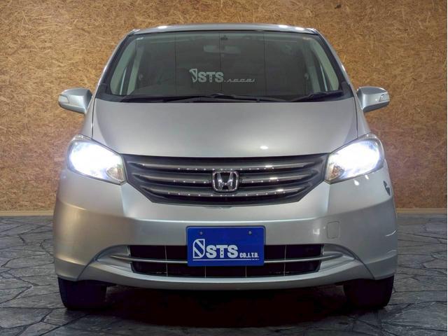 フリード Ｇ　ジャストセレクション　ユーザー様直接仕入れ　７人乗り　社外１５インチＡＷ　ＨＩＤヘッドライト　パワスラ　純正ナビ　デジタルＴＶ　バックモニター　シートバックフック・ポケット　ステアスイッチ　リモコンキー　スペアキー　ＥＴＣ（9枚目）