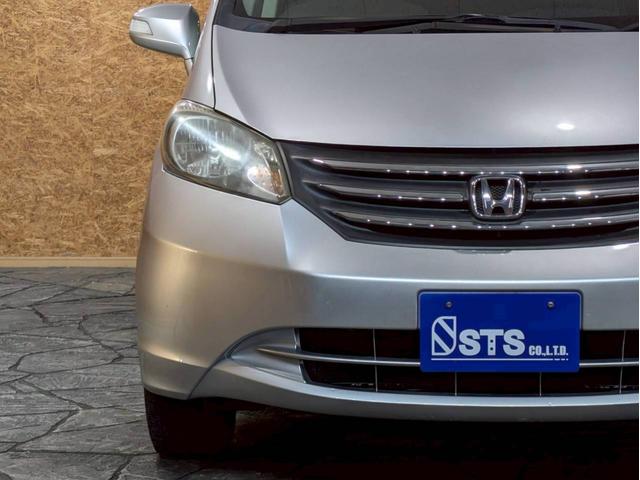 フリード Ｇ　ジャストセレクション　ユーザー様直接仕入れ　７人乗り　社外１５インチＡＷ　ＨＩＤヘッドライト　パワスラ　純正ナビ　デジタルＴＶ　バックモニター　シートバックフック・ポケット　ステアスイッチ　リモコンキー　スペアキー　ＥＴＣ（10枚目）