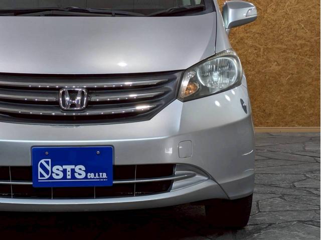 フリード Ｇ　ジャストセレクション　ユーザー様直接仕入れ　７人乗り　社外１５インチＡＷ　ＨＩＤヘッドライト　パワスラ　純正ナビ　デジタルＴＶ　バックモニター　シートバックフック・ポケット　ステアスイッチ　リモコンキー　スペアキー　ＥＴＣ（11枚目）