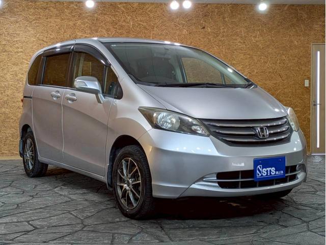 フリード Ｇ　ジャストセレクション　ユーザー様直接仕入れ　７人乗り　社外１５インチＡＷ　ＨＩＤヘッドライト　パワスラ　純正ナビ　デジタルＴＶ　バックモニター　シートバックフック・ポケット　ステアスイッチ　リモコンキー　スペアキー　ＥＴＣ（12枚目）