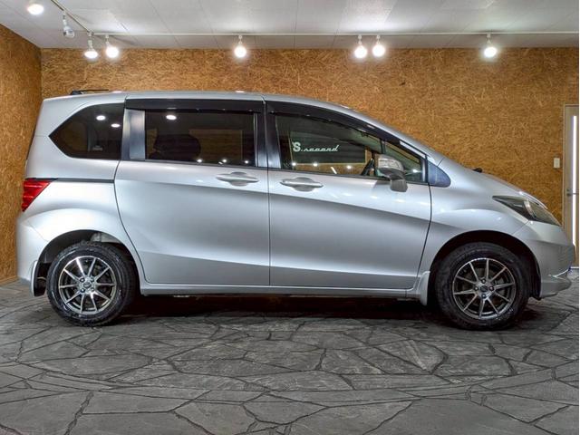 フリード Ｇ　ジャストセレクション　ユーザー様直接仕入れ　７人乗り　社外１５インチＡＷ　ＨＩＤヘッドライト　パワスラ　純正ナビ　デジタルＴＶ　バックモニター　シートバックフック・ポケット　ステアスイッチ　リモコンキー　スペアキー　ＥＴＣ（13枚目）