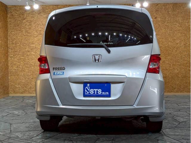 フリード Ｇ　ジャストセレクション　ユーザー様直接仕入れ　７人乗り　社外１５インチＡＷ　ＨＩＤヘッドライト　パワスラ　純正ナビ　デジタルＴＶ　バックモニター　シートバックフック・ポケット　ステアスイッチ　リモコンキー　スペアキー　ＥＴＣ（15枚目）