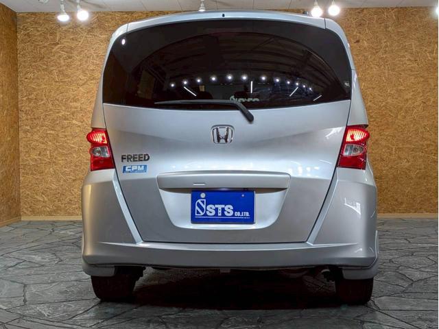 フリード Ｇ　ジャストセレクション　ユーザー様直接仕入れ　７人乗り　社外１５インチＡＷ　ＨＩＤヘッドライト　パワスラ　純正ナビ　デジタルＴＶ　バックモニター　シートバックフック・ポケット　ステアスイッチ　リモコンキー　スペアキー　ＥＴＣ（16枚目）