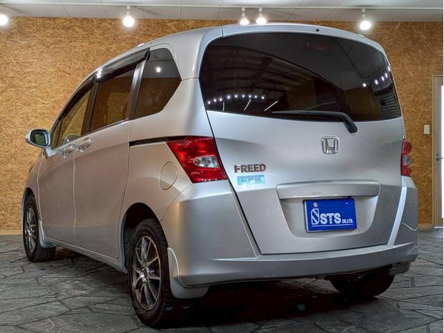 フリード Ｇ　ジャストセレクション　ユーザー様直接仕入れ　７人乗り　社外１５インチＡＷ　ＨＩＤヘッドライト　パワスラ　純正ナビ　デジタルＴＶ　バックモニター　シートバックフック・ポケット　ステアスイッチ　リモコンキー　スペアキー　ＥＴＣ（17枚目）