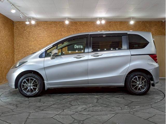 フリード Ｇ　ジャストセレクション　ユーザー様直接仕入れ　７人乗り　社外１５インチＡＷ　ＨＩＤヘッドライト　パワスラ　純正ナビ　デジタルＴＶ　バックモニター　シートバックフック・ポケット　ステアスイッチ　リモコンキー　スペアキー　ＥＴＣ（18枚目）