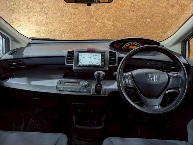 フリード Ｇ　ジャストセレクション　ユーザー様直接仕入れ　７人乗り　社外１５インチＡＷ　ＨＩＤヘッドライト　パワスラ　純正ナビ　デジタルＴＶ　バックモニター　シートバックフック・ポケット　ステアスイッチ　リモコンキー　スペアキー　ＥＴＣ（20枚目）