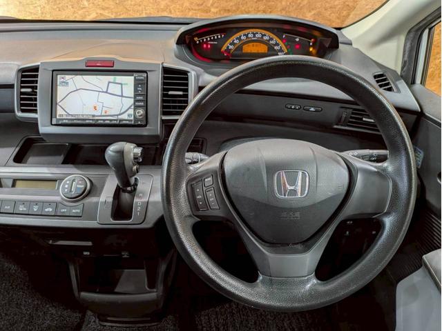 フリード Ｇ　ジャストセレクション　ユーザー様直接仕入れ　７人乗り　社外１５インチＡＷ　ＨＩＤヘッドライト　パワスラ　純正ナビ　デジタルＴＶ　バックモニター　シートバックフック・ポケット　ステアスイッチ　リモコンキー　スペアキー　ＥＴＣ（23枚目）