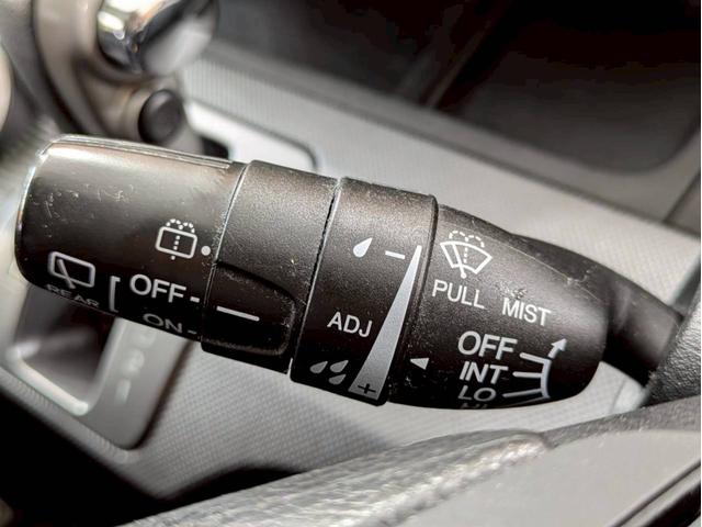 フリード Ｇ　ジャストセレクション　ユーザー様直接仕入れ　７人乗り　社外１５インチＡＷ　ＨＩＤヘッドライト　パワスラ　純正ナビ　デジタルＴＶ　バックモニター　シートバックフック・ポケット　ステアスイッチ　リモコンキー　スペアキー　ＥＴＣ（25枚目）