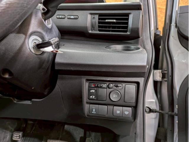 フリード Ｇ　ジャストセレクション　ユーザー様直接仕入れ　７人乗り　社外１５インチＡＷ　ＨＩＤヘッドライト　パワスラ　純正ナビ　デジタルＴＶ　バックモニター　シートバックフック・ポケット　ステアスイッチ　リモコンキー　スペアキー　ＥＴＣ（28枚目）