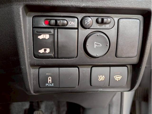 フリード Ｇ　ジャストセレクション　ユーザー様直接仕入れ　７人乗り　社外１５インチＡＷ　ＨＩＤヘッドライト　パワスラ　純正ナビ　デジタルＴＶ　バックモニター　シートバックフック・ポケット　ステアスイッチ　リモコンキー　スペアキー　ＥＴＣ（29枚目）