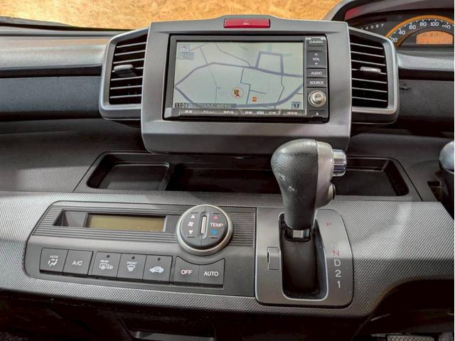 フリード Ｇ　ジャストセレクション　ユーザー様直接仕入れ　７人乗り　社外１５インチＡＷ　ＨＩＤヘッドライト　パワスラ　純正ナビ　デジタルＴＶ　バックモニター　シートバックフック・ポケット　ステアスイッチ　リモコンキー　スペアキー　ＥＴＣ（33枚目）