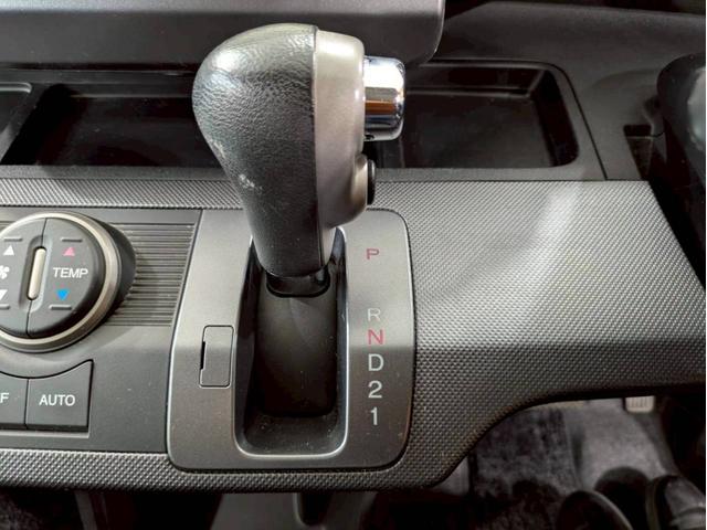 フリード Ｇ　ジャストセレクション　ユーザー様直接仕入れ　７人乗り　社外１５インチＡＷ　ＨＩＤヘッドライト　パワスラ　純正ナビ　デジタルＴＶ　バックモニター　シートバックフック・ポケット　ステアスイッチ　リモコンキー　スペアキー　ＥＴＣ（36枚目）