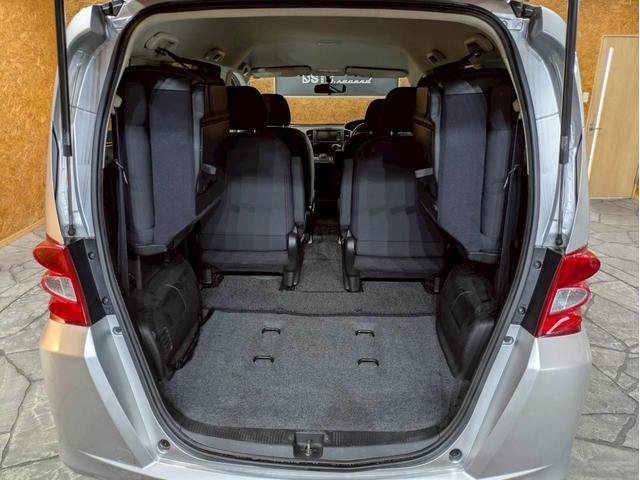 フリード Ｇ　ジャストセレクション　ユーザー様直接仕入れ　７人乗り　社外１５インチＡＷ　ＨＩＤヘッドライト　パワスラ　純正ナビ　デジタルＴＶ　バックモニター　シートバックフック・ポケット　ステアスイッチ　リモコンキー　スペアキー　ＥＴＣ（62枚目）