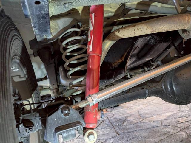 ジムニー ＸＧ　ユーザー様仕入　５ＭＴ　リフトアップ　タニグチマフラー　社外ステップ　ラテラルロッド　社外１６インチＡＷ　デジタルインナーミラー　社外ナビ　フルセグＴＶ　シートカバー　牽引フック　リモコンキー　ＥＴＣ（28枚目）