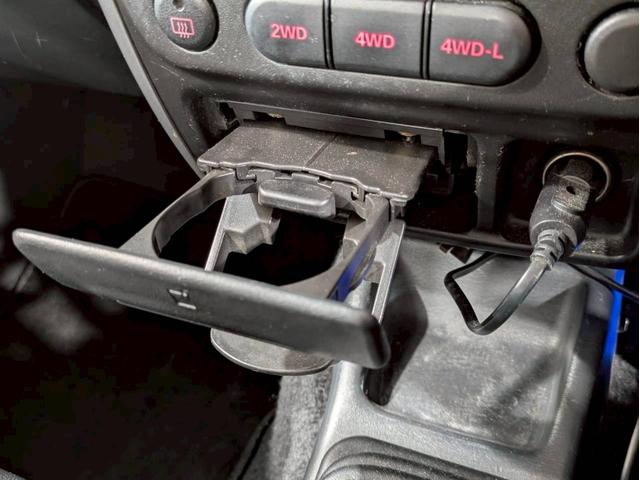 ジムニー ＸＧ　ユーザー様仕入　５ＭＴ　リフトアップ　タニグチマフラー　社外ステップ　ラテラルロッド　社外１６インチＡＷ　デジタルインナーミラー　社外ナビ　フルセグＴＶ　シートカバー　牽引フック　リモコンキー　ＥＴＣ（42枚目）