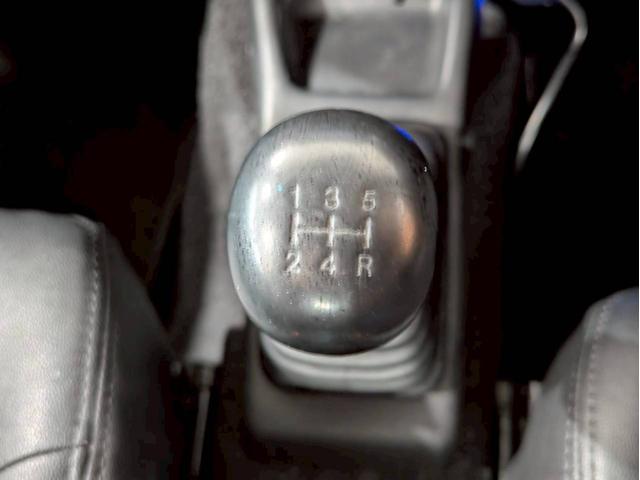 ジムニー ＸＧ　ユーザー様仕入　５ＭＴ　リフトアップ　タニグチマフラー　社外ステップ　ラテラルロッド　社外１６インチＡＷ　デジタルインナーミラー　社外ナビ　フルセグＴＶ　シートカバー　牽引フック　リモコンキー　ＥＴＣ（43枚目）