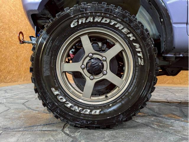 ジムニー ＸＧ　ユーザー様仕入　５ＭＴ　リフトアップ　タニグチマフラー　社外ステップ　ラテラルロッド　社外１６インチＡＷ　デジタルインナーミラー　社外ナビ　フルセグＴＶ　シートカバー　牽引フック　リモコンキー　ＥＴＣ（62枚目）