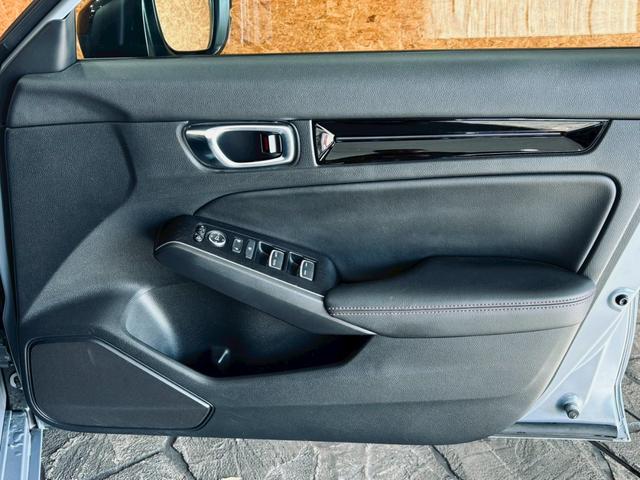 シビック e:HEV リアウィング ダウンサス LEDヘッドライト 純正18インチアルミ 純正ナビ フルセグTV BT接続 バックカメラ ハーフレザー パワーシート シートヒーター クルコン 置くだけ充電 ドラレコ ETC(32枚目)