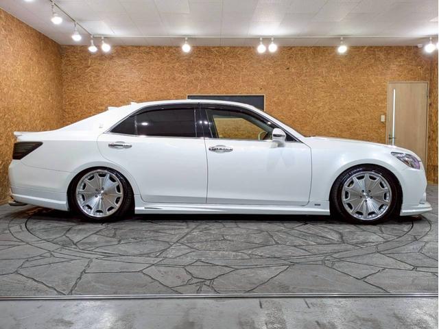 クラウン アスリートＧ　ユーザー様仕入　タナベ車高調　Ｔｏｍｓフルエアロ・マフラー・ステア　社外１９インチＡＷ　ヴァレンティＬＥＤテール　トランク・ルーフスポイラー　純正ナビ　Ｂカメラ　黒革シート　電動シート　シートヒーター（13枚目）