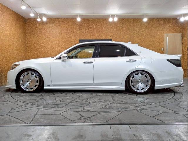 クラウン アスリートＧ　ユーザー様仕入　タナベ車高調　Ｔｏｍｓフルエアロ・マフラー・ステア　社外１９インチＡＷ　ヴァレンティＬＥＤテール　トランク・ルーフスポイラー　純正ナビ　Ｂカメラ　黒革シート　電動シート　シートヒーター（18枚目）