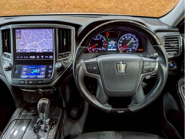 クラウン アスリートＧ　ユーザー様仕入　タナベ車高調　Ｔｏｍｓフルエアロ・マフラー・ステア　社外１９インチＡＷ　ヴァレンティＬＥＤテール　トランク・ルーフスポイラー　純正ナビ　Ｂカメラ　黒革シート　電動シート　シートヒーター（29枚目）