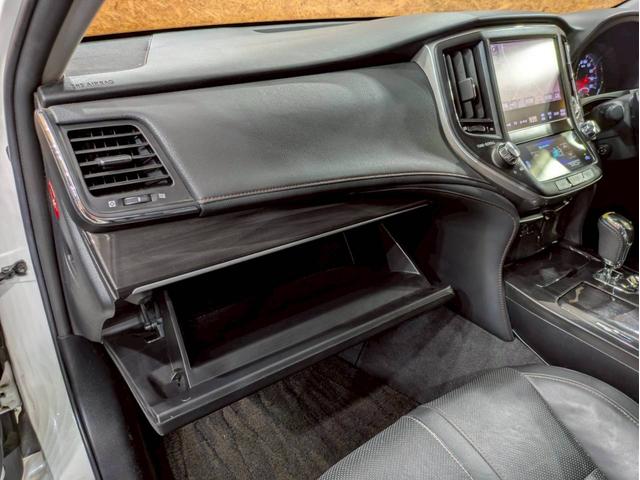 クラウン アスリートＧ　ユーザー様仕入　タナベ車高調　Ｔｏｍｓフルエアロ・マフラー・ステア　社外１９インチＡＷ　ヴァレンティＬＥＤテール　トランク・ルーフスポイラー　純正ナビ　Ｂカメラ　黒革シート　電動シート　シートヒーター（44枚目）