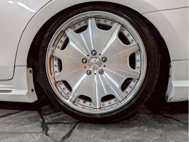 クラウン アスリートＧ　ユーザー様仕入　タナベ車高調　Ｔｏｍｓフルエアロ・マフラー・ステア　社外１９インチＡＷ　ヴァレンティＬＥＤテール　トランク・ルーフスポイラー　純正ナビ　Ｂカメラ　黒革シート　電動シート　シートヒーター（68枚目）