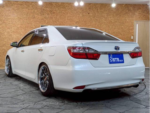 カムリ ハイブリッド　Ｇパッケージ・プレミアムブラック　フロントモデリスタ　ＢＬＩＴＺ車高調　ＷＯＲＫ１８インチＡＷ　ＬＥＤヘッドライト　純正ナビ　フルセグＴＶ　ＢＴ接続　バックモニター　ハーフレザー　パワーシート　プリクラッシュ　レーダークルーズ　ＥＴＣ（17枚目）