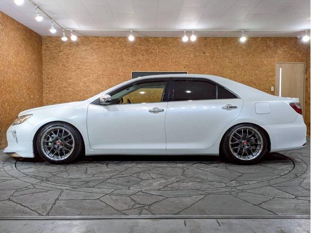 カムリ ハイブリッド　Ｇパッケージ・プレミアムブラック　フロントモデリスタ　ＢＬＩＴＺ車高調　ＷＯＲＫ１８インチＡＷ　ＬＥＤヘッドライト　純正ナビ　フルセグＴＶ　ＢＴ接続　バックモニター　ハーフレザー　パワーシート　プリクラッシュ　レーダークルーズ　ＥＴＣ（18枚目）