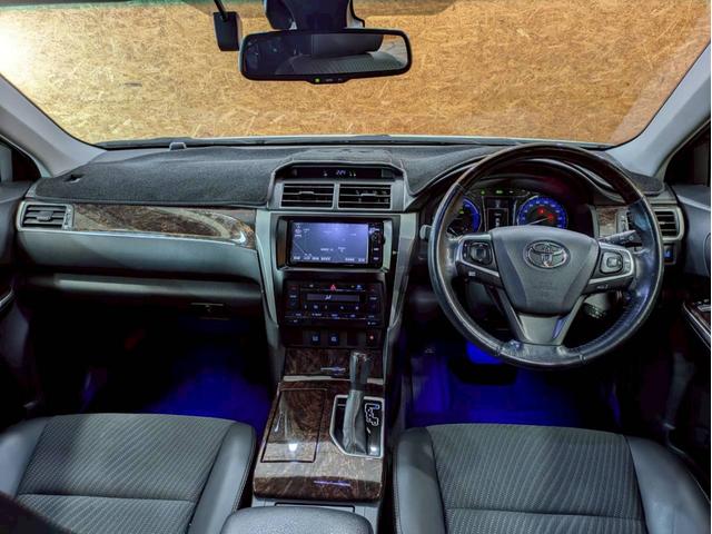 カムリ ハイブリッド　Ｇパッケージ・プレミアムブラック　フロントモデリスタ　ＢＬＩＴＺ車高調　ＷＯＲＫ１８インチＡＷ　ＬＥＤヘッドライト　純正ナビ　フルセグＴＶ　ＢＴ接続　バックモニター　ハーフレザー　パワーシート　プリクラッシュ　レーダークルーズ　ＥＴＣ（26枚目）