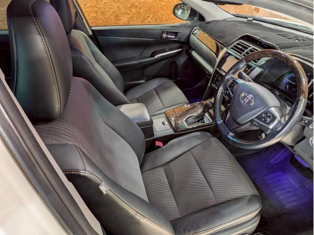 カムリ ハイブリッド　Ｇパッケージ・プレミアムブラック　フロントモデリスタ　ＢＬＩＴＺ車高調　ＷＯＲＫ１８インチＡＷ　ＬＥＤヘッドライト　純正ナビ　フルセグＴＶ　ＢＴ接続　バックモニター　ハーフレザー　パワーシート　プリクラッシュ　レーダークルーズ　ＥＴＣ（55枚目）