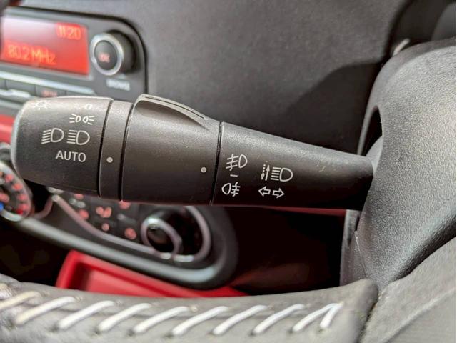 トゥインゴ インテンス オーディオ Bluetooth USB接続端子 純正15インチアルミ フォグランプ ステアスイッチ オートクルーズ コーナーセンサー ドラレコ ECOモード オートエアコン リモコンキー ETC車載器(30枚目)