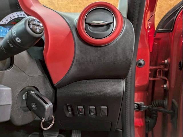 トゥインゴ インテンス オーディオ Bluetooth USB接続端子 純正15インチアルミ フォグランプ ステアスイッチ オートクルーズ コーナーセンサー ドラレコ ECOモード オートエアコン リモコンキー ETC車載器(32枚目)