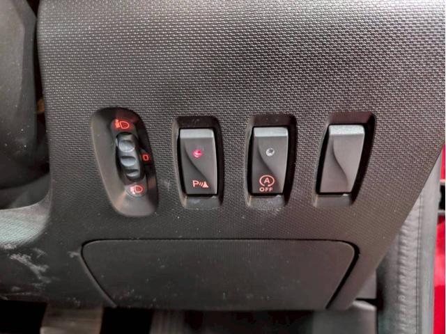 トゥインゴ インテンス オーディオ Bluetooth USB接続端子 純正15インチアルミ フォグランプ ステアスイッチ オートクルーズ コーナーセンサー ドラレコ ECOモード オートエアコン リモコンキー ETC車載器(33枚目)