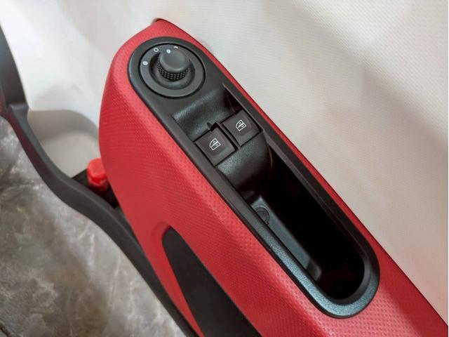 トゥインゴ インテンス オーディオ Bluetooth USB接続端子 純正15インチアルミ フォグランプ ステアスイッチ オートクルーズ コーナーセンサー ドラレコ ECOモード オートエアコン リモコンキー ETC車載器(35枚目)