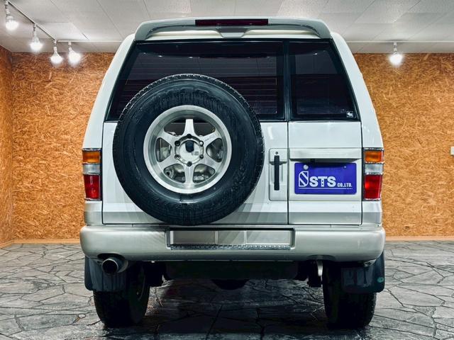 ビッグホーン ハンドリングバイロータス　ロング　ユーザー様直接仕入　サンルーフ　ガナドールマフラー　インチアップ　社外１６ＡＷ　Ａ／Ｔタイヤ　ルーフスポイラー　サイドステップ　社外ナビ　フルセグＴＶ　バックカメラ　シートヒーター　スペアキー　ＥＴＣ（15枚目）