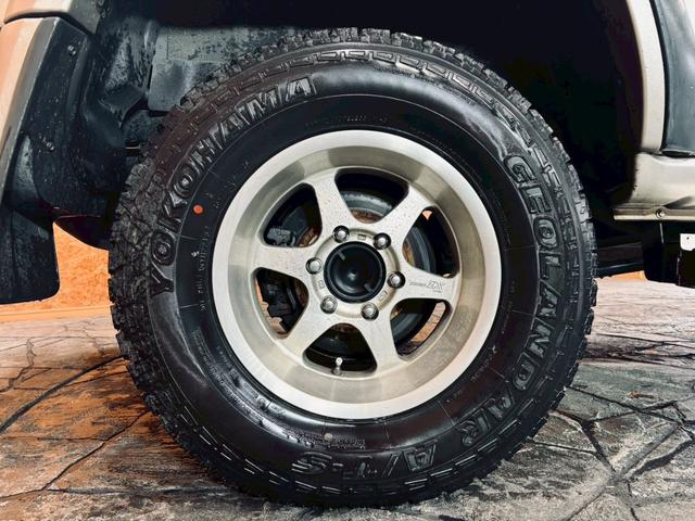 ビッグホーン ハンドリングバイロータス　ロング　ユーザー様直接仕入　サンルーフ　ガナドールマフラー　インチアップ　社外１６ＡＷ　Ａ／Ｔタイヤ　ルーフスポイラー　サイドステップ　社外ナビ　フルセグＴＶ　バックカメラ　シートヒーター　スペアキー　ＥＴＣ（68枚目）