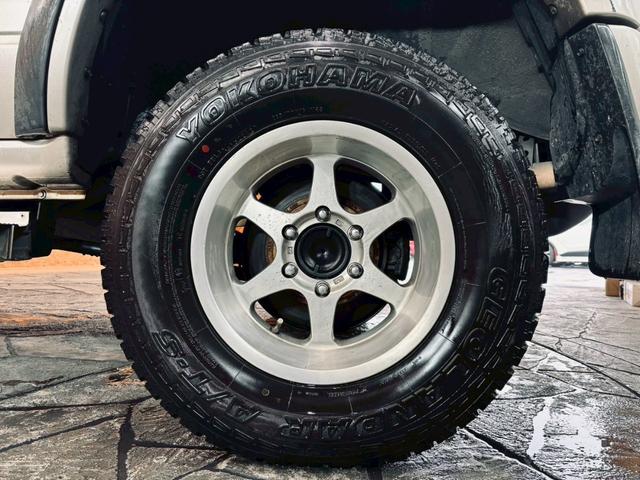 ビッグホーン ハンドリングバイロータス　ロング　ユーザー様直接仕入　サンルーフ　ガナドールマフラー　インチアップ　社外１６ＡＷ　Ａ／Ｔタイヤ　ルーフスポイラー　サイドステップ　社外ナビ　フルセグＴＶ　バックカメラ　シートヒーター　スペアキー　ＥＴＣ（69枚目）