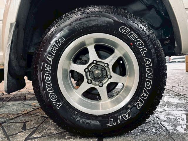 ビッグホーン ハンドリングバイロータス　ロング　ユーザー様直接仕入　サンルーフ　ガナドールマフラー　インチアップ　社外１６ＡＷ　Ａ／Ｔタイヤ　ルーフスポイラー　サイドステップ　社外ナビ　フルセグＴＶ　バックカメラ　シートヒーター　スペアキー　ＥＴＣ（70枚目）