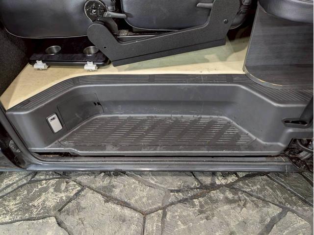 ハイエースワゴン ＧＬ　ベッドキット　テーブル　ＢＬＩＴＺ車高調　社外１８ＡＷ　ＬＥＤライト　フォグ　社外ナビ　フルセグＴＶ　ＢＴ接続　リアスピーカー　リアカメラ　後席モニター　黒レザー調シートカバー　弊社ユーザー様１オーナ（53枚目）